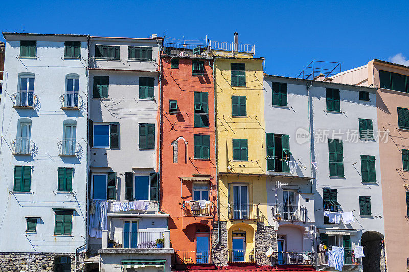 有特色的彩色房子的Venere Porto长廊- Liguria